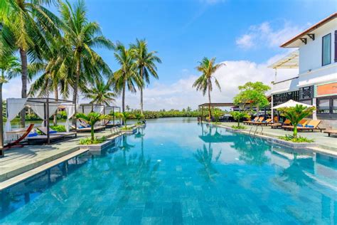 hoi an beach hotels.